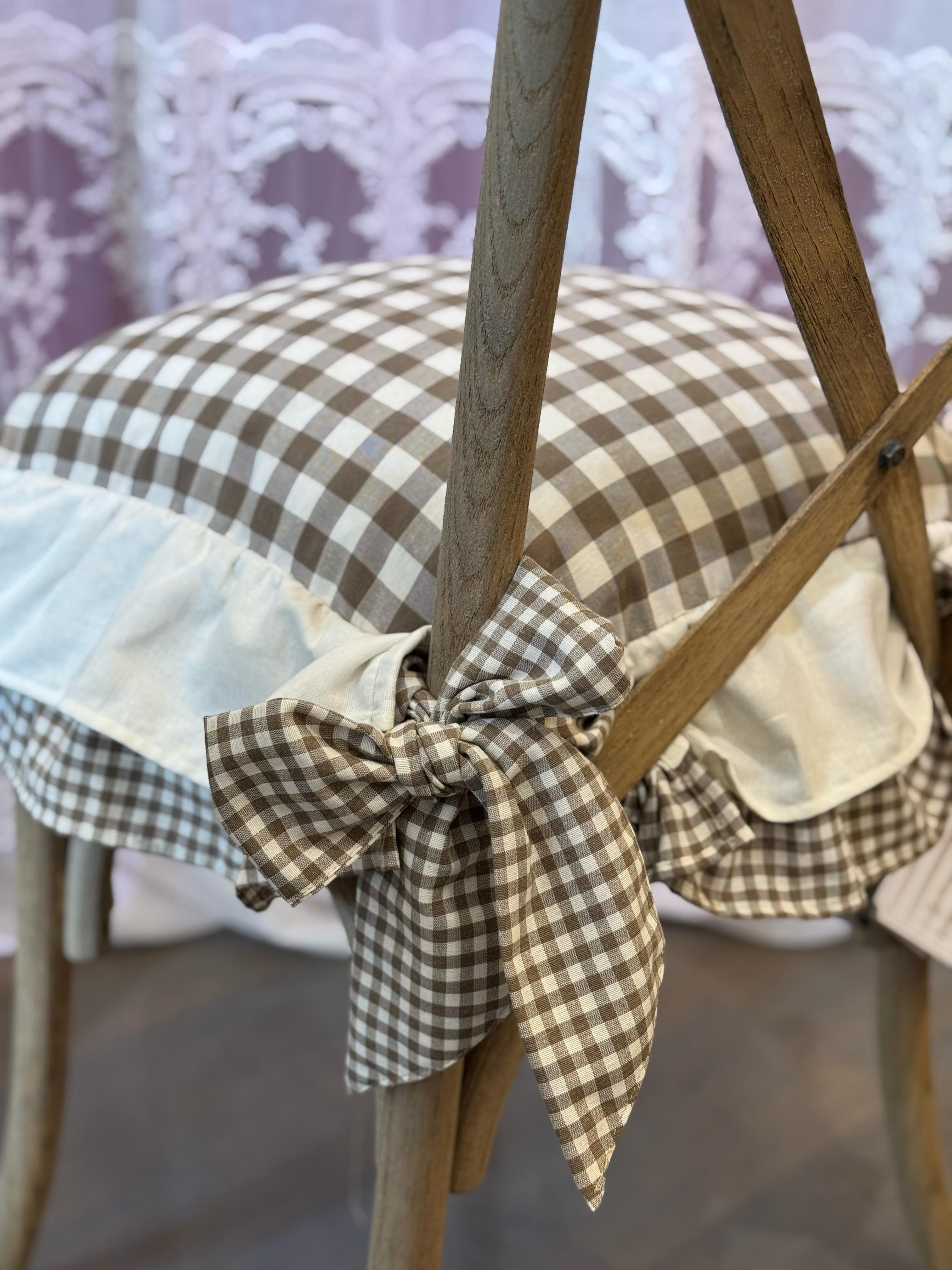 Cuscino da sedia sartoriale in panama a quadretti marrone con doppia balza - 45x45 cm+rouches